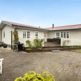 Nice Home In Nyborg With Kitchen، فندق في نيوبورغ