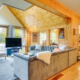 Storybook Stratton House: 3 Mi to Mount Snow!, hotelli kohteessa Stratton