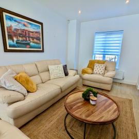 Spacious and Modern Entire Home with Garden, hotel in Stockport