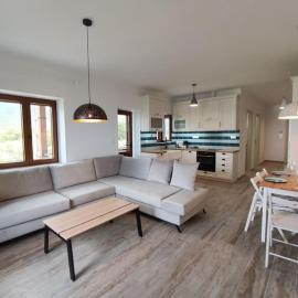 Anamesa Apartment 1, hotel a Poúlithra