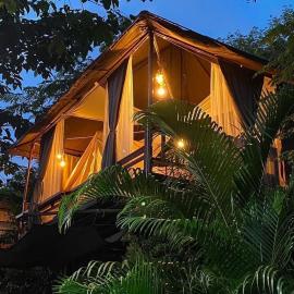 โดมอิงธาร บ้านสวนสราญชล、Ban Plai Nam (2)のホテル