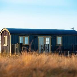 Head For The Hills Glamping - Skylark Shepherd's Hut, hotel v destinaci Llanfynydd