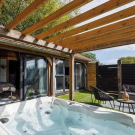 Romantic Countryside Lodge with Hot Tub