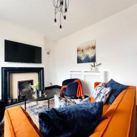 Charming Worsley Home with parking, hotel in Worsley