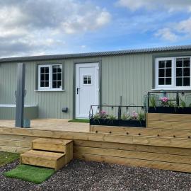 The Swift, Shepherds Hut at Bee Happy Breaks Scotland, hotel in Perth