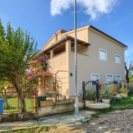 Apartments Lenny, hotel em Galižana