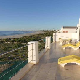 BEACH FRONT BEAUTY 50 meters from beach sand, hotel in Britannia Bay