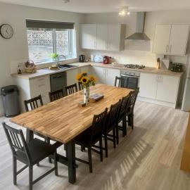 Modern Coastal Retreat, 5-Bedroom, 4-Bathroom Home, with Parking in Portsoy, hotel in Portsoy