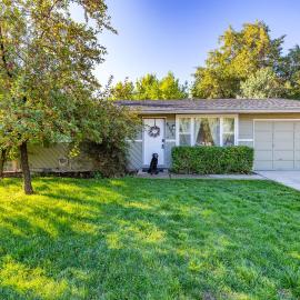 Cozy Boise Home with Private Yard and Game Room, hotel i Boise