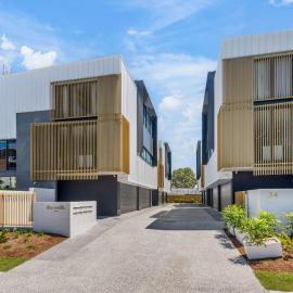The Smith Luxurious brand new 3 bedroom townhouse by the beach，莫羅拉巴海濱的飯店