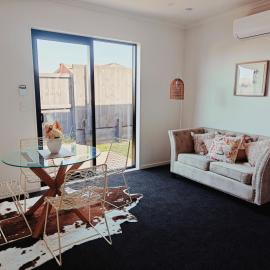 Contemporary New 2-Bedroom Home, hotel i Hamilton