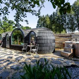La CABANE LUXUEUSE AVEC JACUZY, hotel in Lavacherie