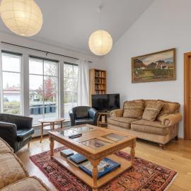 Charming villa with a hot tub, by the Golden Circle, hotel in Reykholt