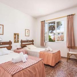 Menorca Chalet Rustic Sunny Retreat by the Sea, hotel a Sant Tomàs