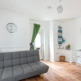 Cheerful Maisonette in the heart of Orrell Park