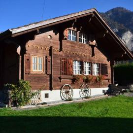 Swiss Traditional Chalet with Alpine Mtn View – hotel w mieście Unterseen