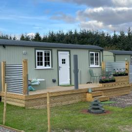 The Swallow Shepherds Hut at Bee Happy Breaks Scotland, hotel in Perth