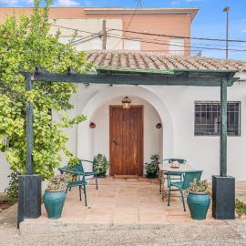 -Iponubahomes- Céntrica casa con jardín y chimenea, hotel i Baena