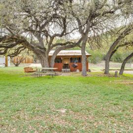 'Cabana Luna' Cabin w/ Deck, Swing & Fire Pit!, hotel sa Rio Frio