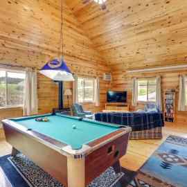 Deck + BBQ: Pet-Friendly Cabin Near Sturgis Rally, hotel u gradu Dedvud