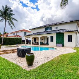 Luxury Tropical Living , 4BR w Backyard Pool Oasis, hotel di Hialeah