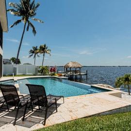 Breathtaking 6BD Riverfront Mansion w Pool, hotel in Cape Coral