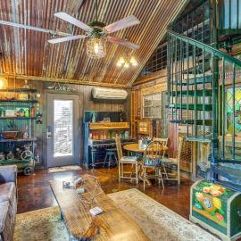 Lake Holbrook Waterfront Vacation Rental w/ Dock!, hotel di Mineola