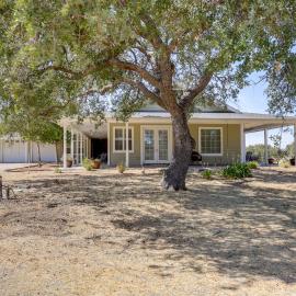 Paso Robles Gem w/ On-Site Vineyard: Pets Welcome!