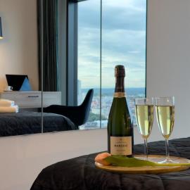 URBAN APARTMENTS Global Skyline - 25th Floor No 19 - Air Condition - Free Garage, hotel u gradu 'Katowice'
