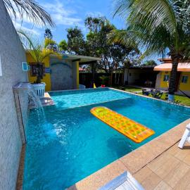Recantos Pinheiros - Casa inteira, até 15 hóspedes - Piscina privativa, sinuca, ar condicionado e TVs nos 4 quartos - Condomínio Orla 500, lado praia - Unamar, Cabo Frio-RJ، فندق في Tamoios