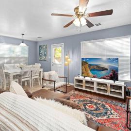 Luxury farmhouse - 10 min from DT - sleeps 10