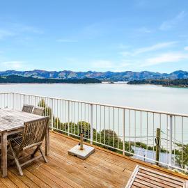 Bayview Beauty - Charteris Bay Holiday Home, hotel in Diamond Harbour
