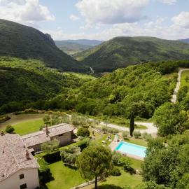 Typical Umbrian FarmHouse with Swimming Pool, hotel a Antognola