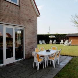 Appealing bungalow with garden, hotel in Breskens