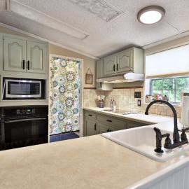 The Bomoseen Bungalow - Vermont Lake House Close to Ski Resorts! Private dock, ski rental ticket deals – hotel w mieście Bomoseen