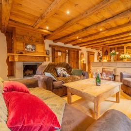 Spacieux appart 5 ch au cœur du village, charme savoyard, WiFi, cheminée décorative - FR-1-437-51, hotel i La Clusaz