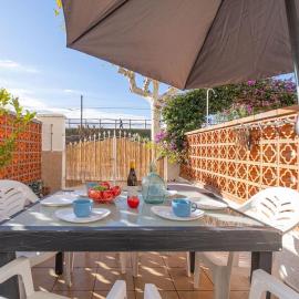 HOUSE DUPLEX in the beach with BARBAQUE & two TERRACES one with VIEWS, Hotel in Empuriabrava