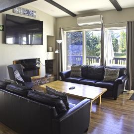 Remodeled 6 Bedroom Chalet Hot Tub Near Village, hótel í Blue Mountains