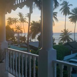 Beachfront Unit with Stunning Sunsets and Starlink Internet !, hotel v mestu Las Terrenas