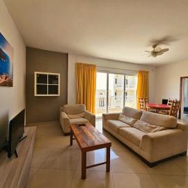 Bright & Spacious Village Apartment, hotell i Mġarr