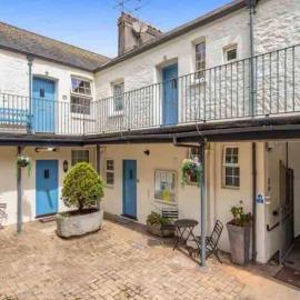 Centrally located, beautifully presented apartment