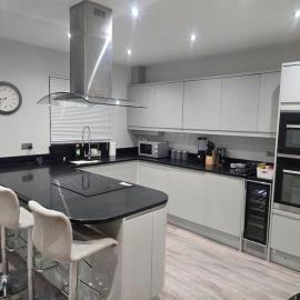 Beautiful AND Cosy -Home Sweet Home-FOUR DOUBLE BEDS, TVs, FANS, & HEATING IN ALL ROOMS-8 GUESTS MAX
