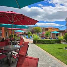 Sahara Courtyard Inn & Suites Osoyoos, מלון באוסויוס