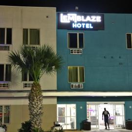 Emblaze Hotel, хотел в Three Rivers