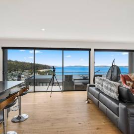 Beachside Luxury Villa - Expansive Panoramic Vistas, Hotel in Kingston Beach