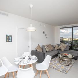 Luxury 1BD/1BT Apartment in Downtown Doral، فندق في ميامي