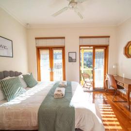 Cozy holiday home 5 mins walk to beach in Glenelg, hotel in Glenelg
