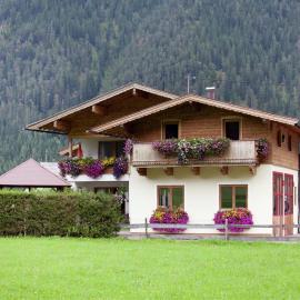 Alluring Apartment with Swimming Pool in Waidring Tyrol، فندق في فايدرينغ