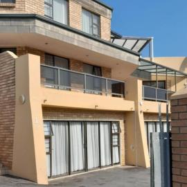 Buffalo View Lodge, hotel in East London