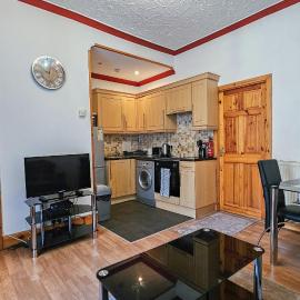 Charming 1-Bedroom Home in Alexandria, hotel in Alexandria